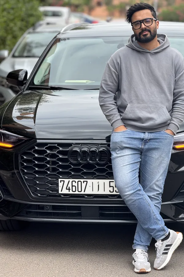 Hamza Chamsi, fondatore di CarsRental.ma, davanti alla sua flotta — Marrakech, Marocco