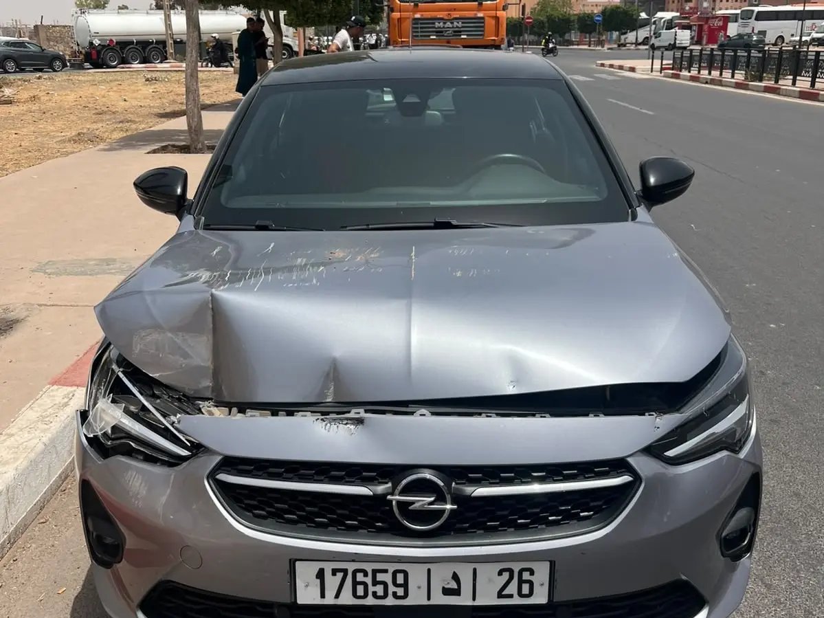 Daños frontales en un coche de alquiler tras un accidente en Marrakech