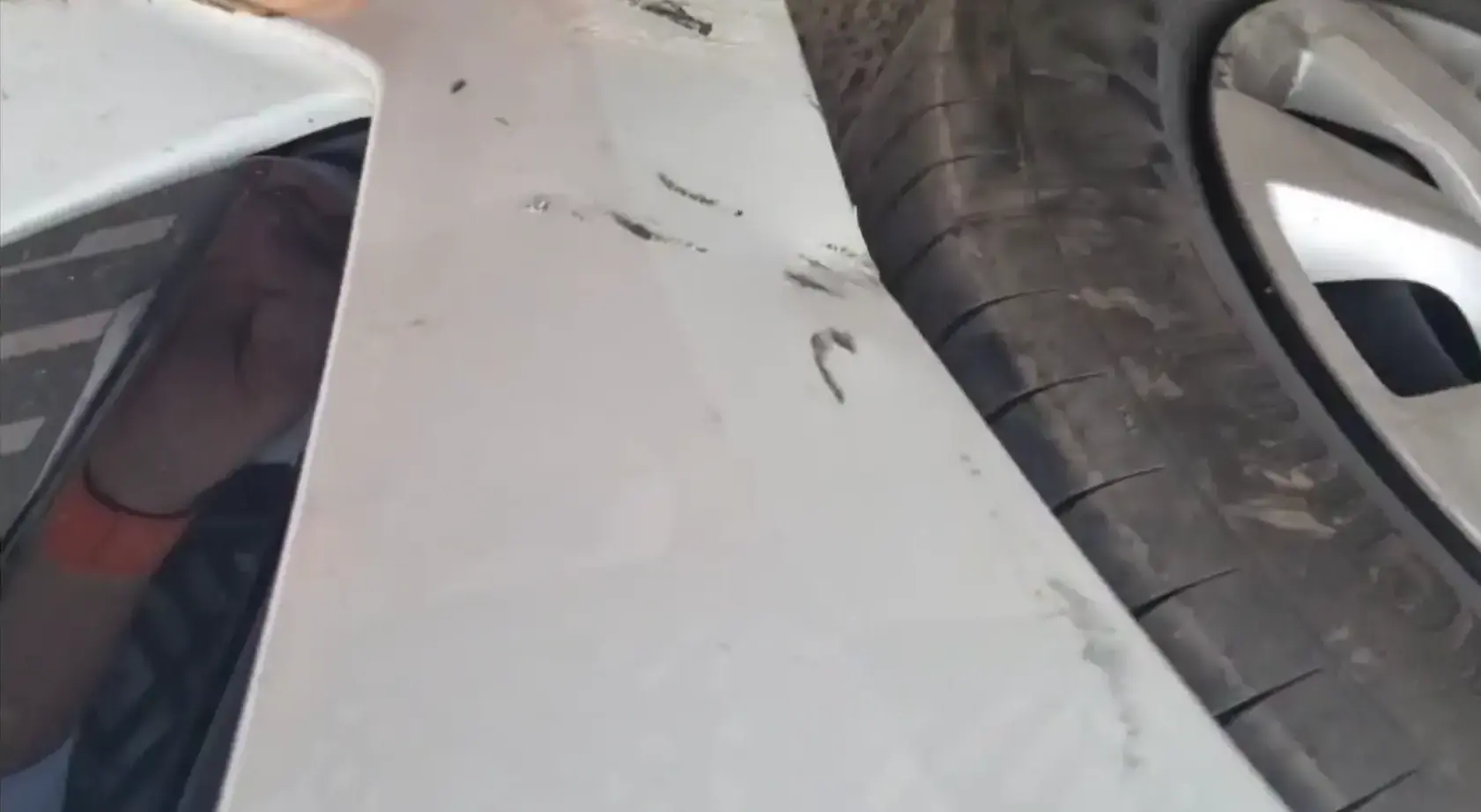 Rueda rozada y pequeños arañazos en la carrocería de un coche de alquiler