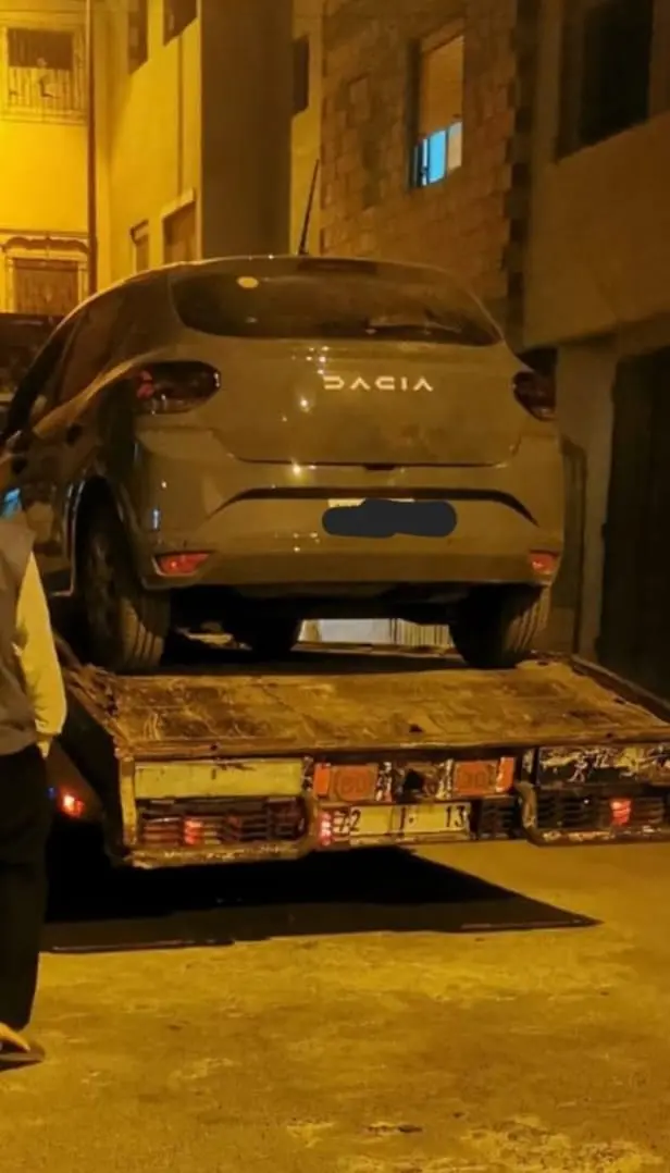 Vehículo CarsRental recogido por el servicio de asistencia en carretera en Marruecos