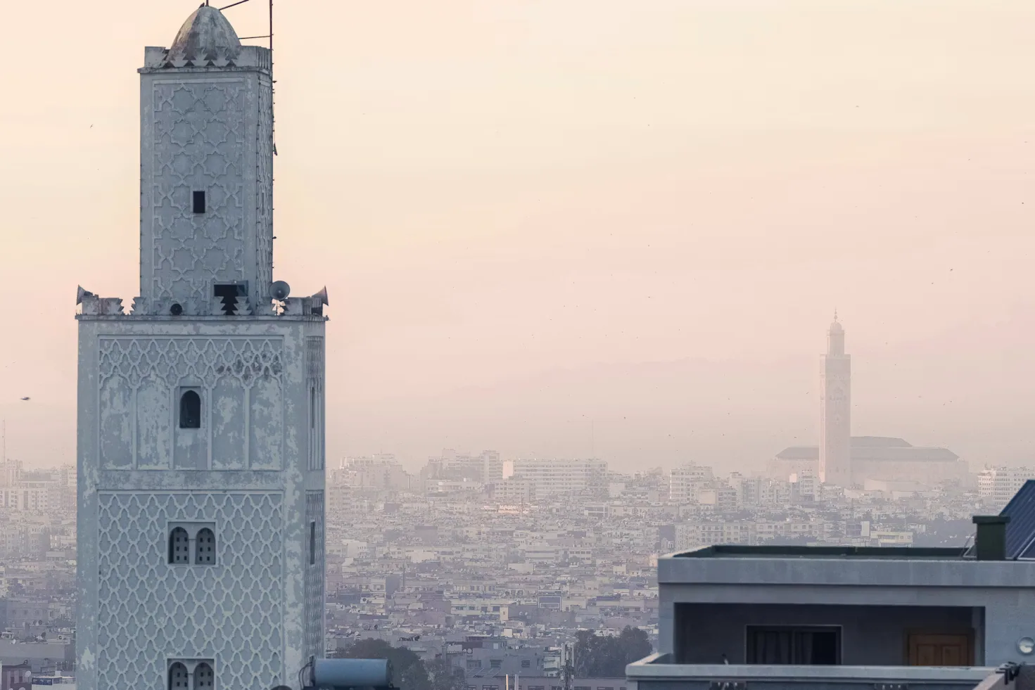 Skyline de Casablanca al atardecer con la mezquita Hassan II al fondo