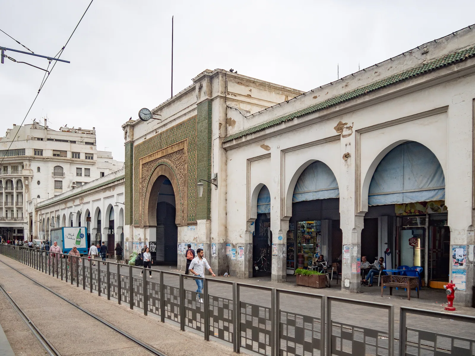 Arcadas exteriores del Mercado Central de Casablanca
