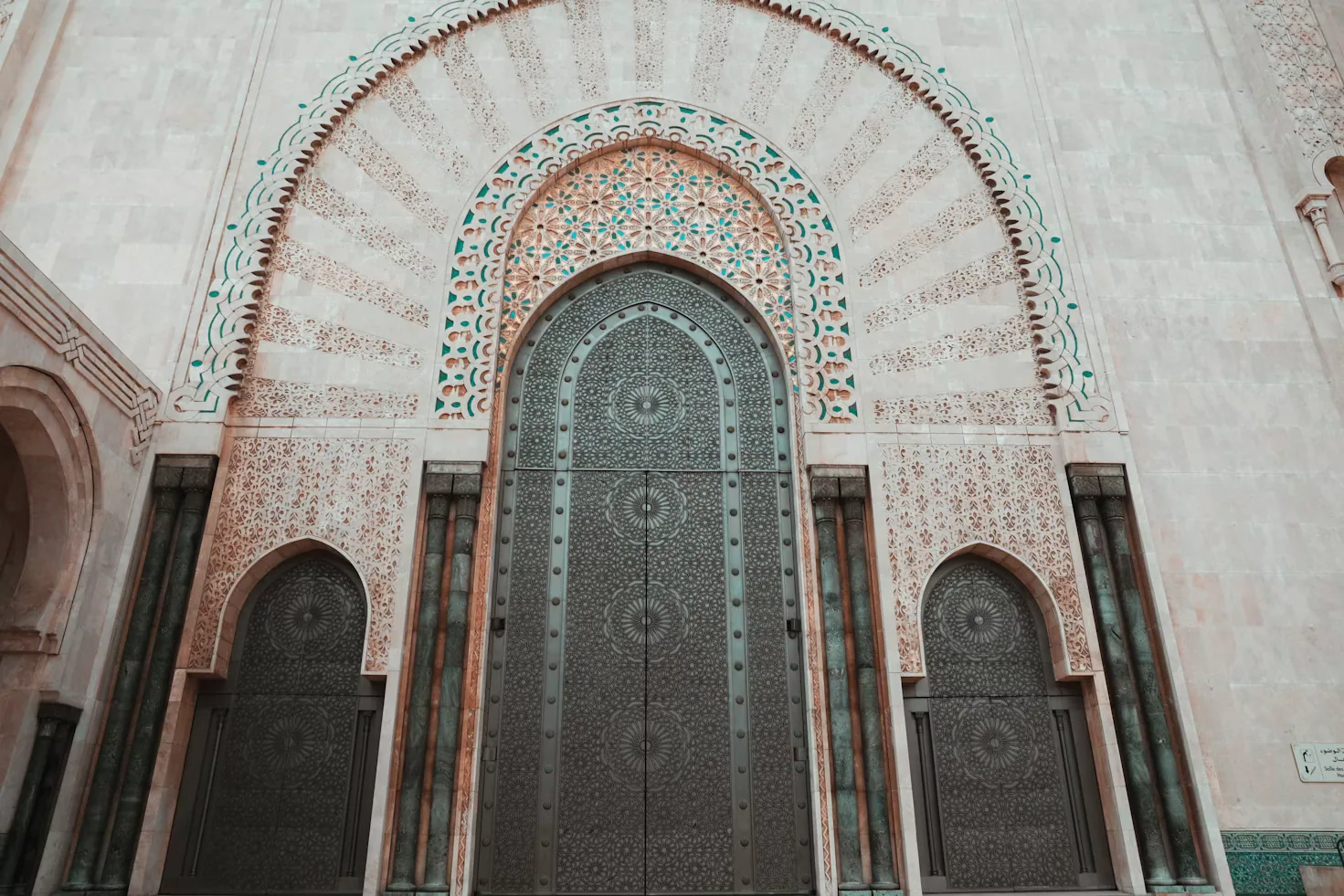 Detalle tallado de la entrada de la mezquita Hassan II